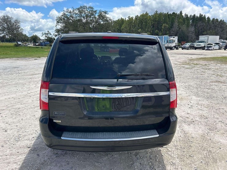 2015-chrysler-town-&-country-image-21