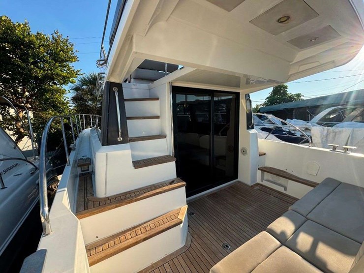 2015-sealine-f380-boat-image-24