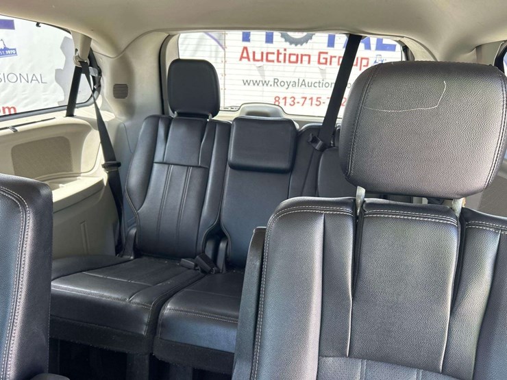 2015-chrysler-town-&-country-image-17