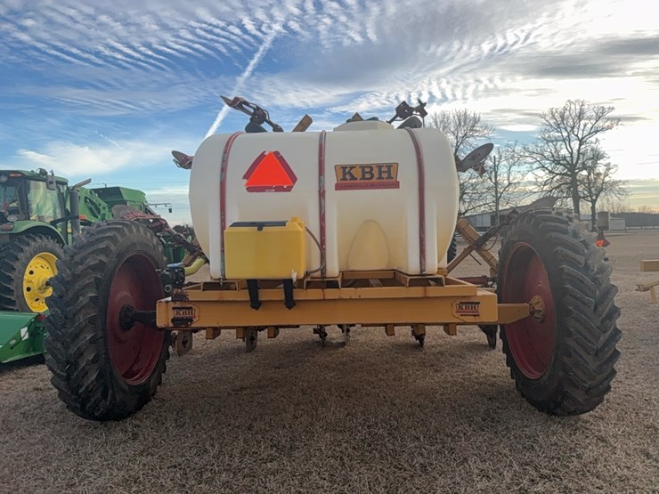 kbh-gooseneck-applicator-on-12-row-38”-rows-image-27