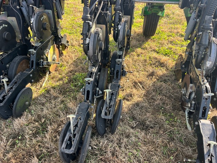 12-row-twin-row-great-plains-planter-image-8