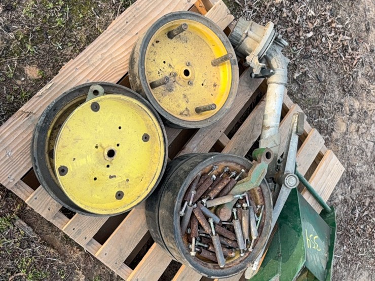 pallet-lot-of-planter-and-other-various-parts-image-3