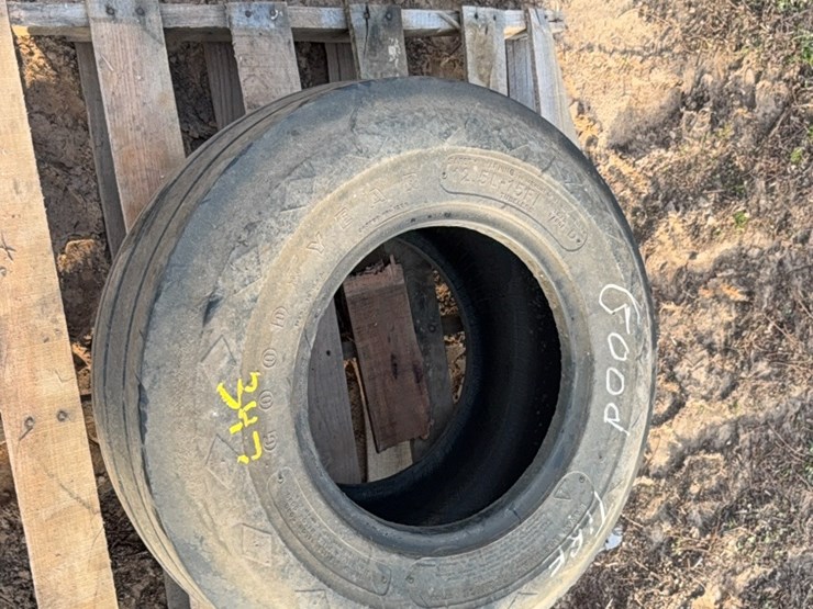 12.5-l-–-15-fi-tire-image-2