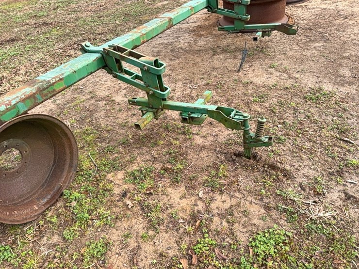john-deere-cultivator-with-no-three-point-hitch-with-four-cultivator-units-image-16
