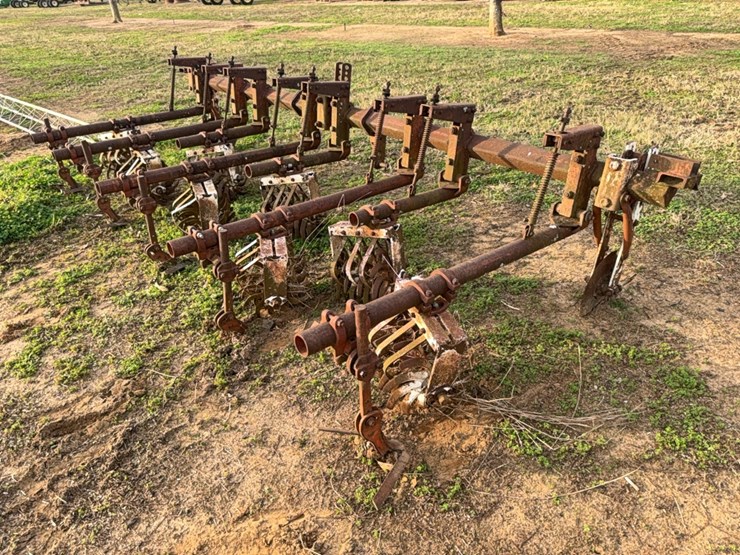 lilliston-4-row-rolling-cultivator-on-38”-rows-image-37
