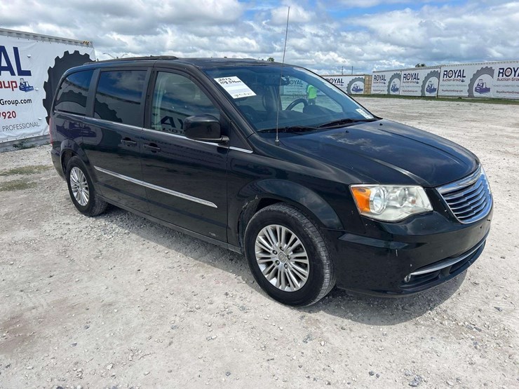 2015-chrysler-town-&-country-image-2