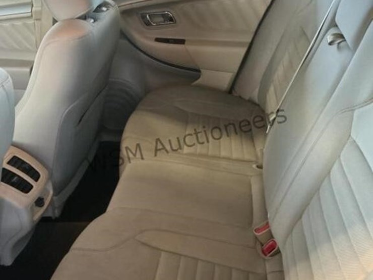 2015-ford-taurus-sdn-image-21
