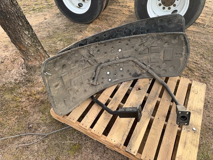 pair-of-john-deere-front-wheel-shields-(four-bolt-connection)-image-18