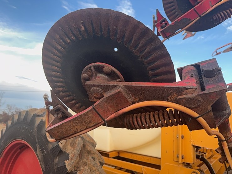 kbh-gooseneck-applicator-on-12-row-38”-rows-image-5