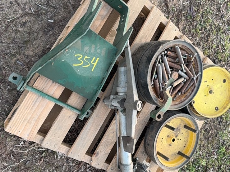 pallet-lot-of-planter-and-other-various-parts-image-13