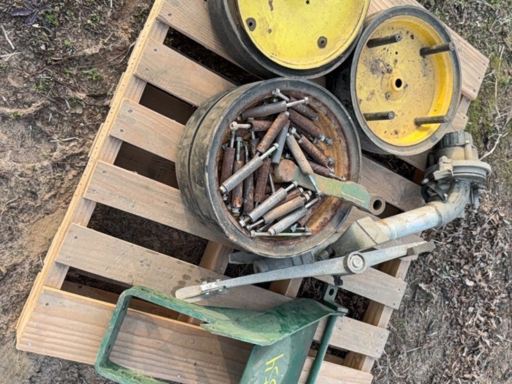 pallet-lot-of-planter-and-other-various-parts-image-7