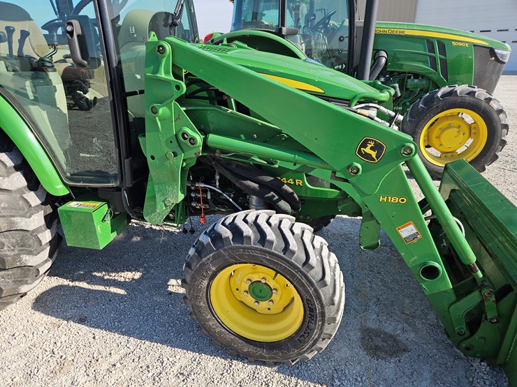 2014-john-deere-4044r-image-7