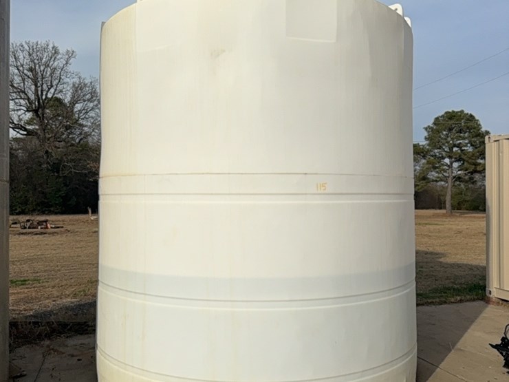 6000-gallon-upright-poly-tank-last-used-for-24%-nitrogen-(contents-do-not-go-with-unit-and-will-be-removed-prior-to-auction)￼-image-1