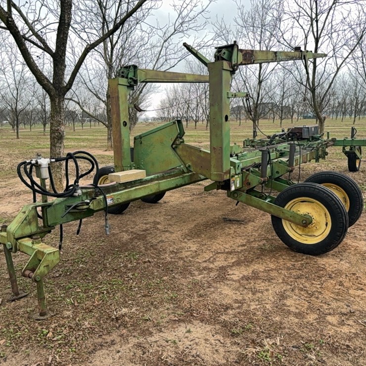 JOHN DEERE 7300