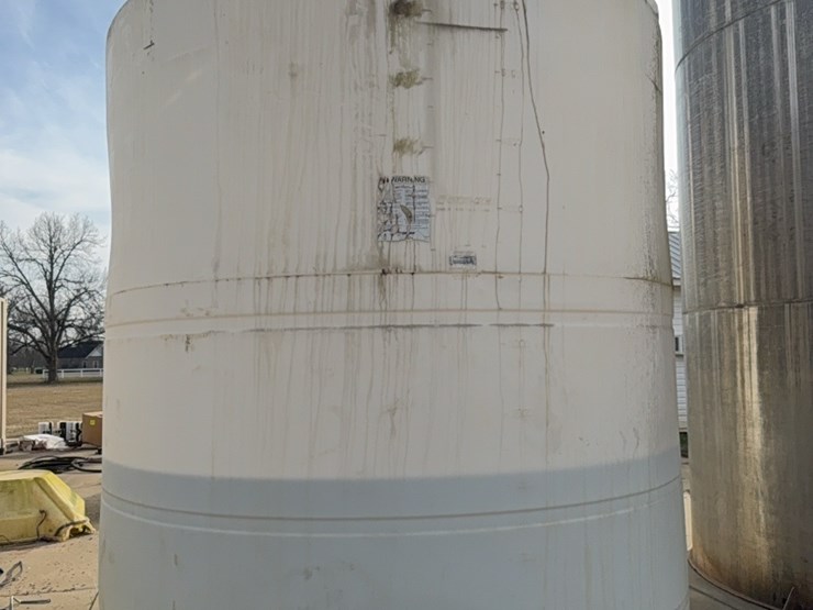 6000-gallon-upright-poly-tank-last-used-for-24%-nitrogen-(contents-do-not-go-with-unit-and-will-be-removed-prior-to-auction)￼-image-15
