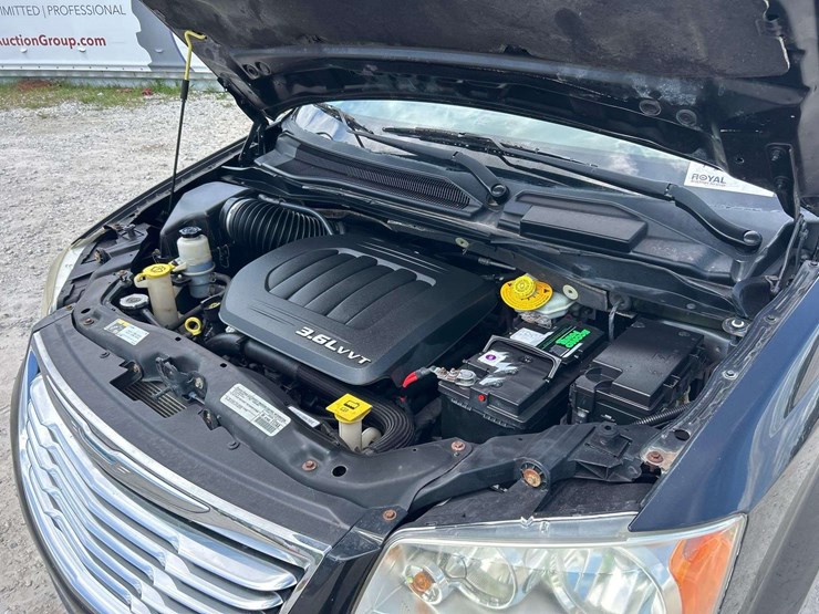 2015-chrysler-town-&-country-image-7