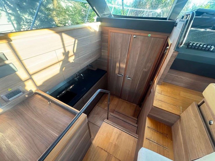 2015-sealine-f380-boat-image-16