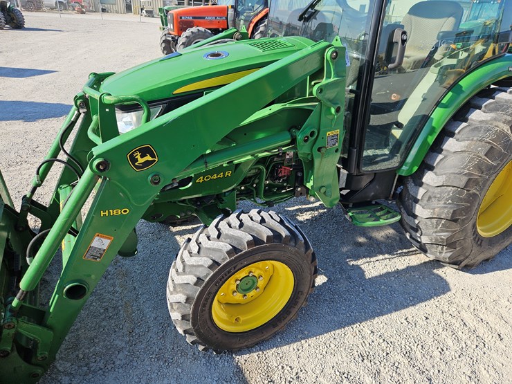 2014-john-deere-4044r-image-24