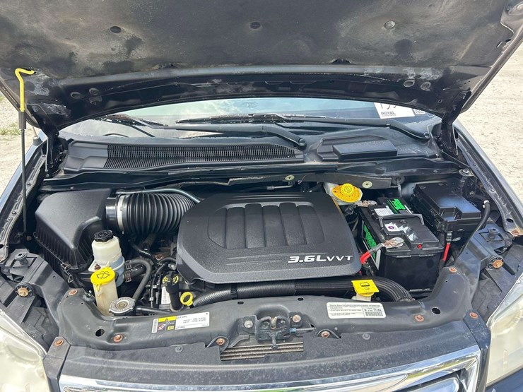 2015-chrysler-town-&-country-image-9