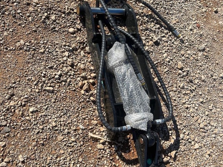 future-3t-30in-hydraulic-thumb-clamp-image-1