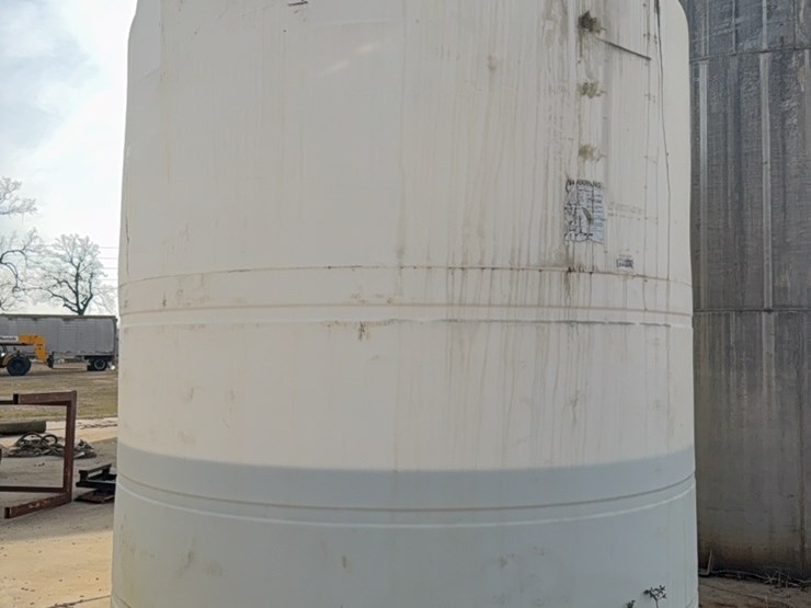 6000-gallon-upright-poly-tank-last-used-for-24%-nitrogen-(contents-do-not-go-with-unit-and-will-be-removed-prior-to-auction)￼-image-12
