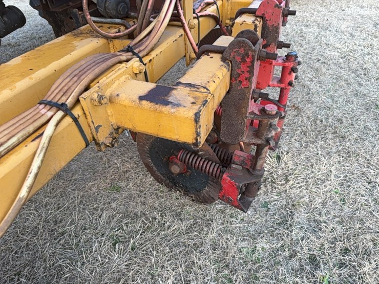 kbh-gooseneck-applicator-on-12-row-38”-rows-image-9