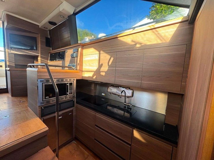 2015-sealine-f380-boat-image-11