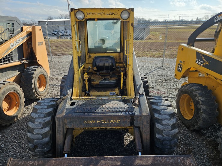 new-holland-l785-image-4