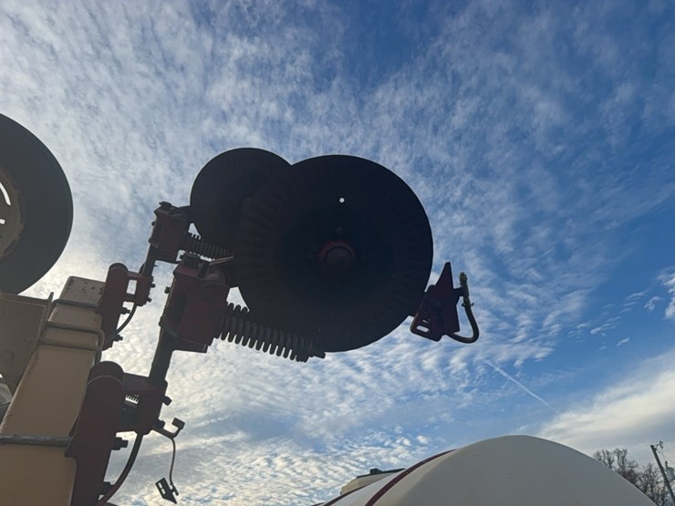 kbh-gooseneck-applicator-on-12-row-38”-rows-image-17