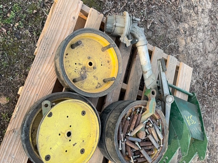 pallet-lot-of-planter-and-other-various-parts-image-2