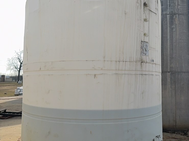 6000-gallon-upright-poly-tank-last-used-for-24%-nitrogen-(contents-do-not-go-with-unit-and-will-be-removed-prior-to-auction)￼-image-9