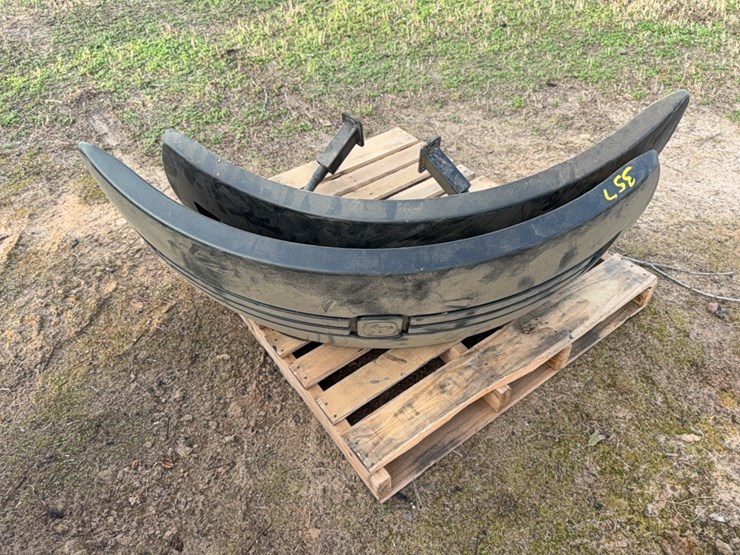 pair-of-john-deere-front-wheel-shields-(four-bolt-connection)-image-11