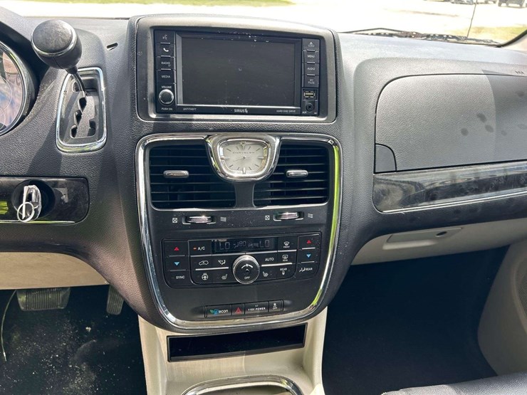 2015-chrysler-town-&-country-image-15