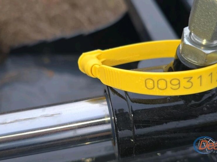 mini-skid-steer-grapple-bucket-image-3