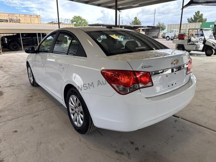 2011-chevrolet-cruze-lt-sdn-image-6