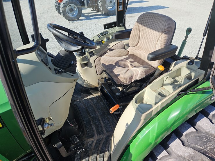 2014-john-deere-4044r-image-17