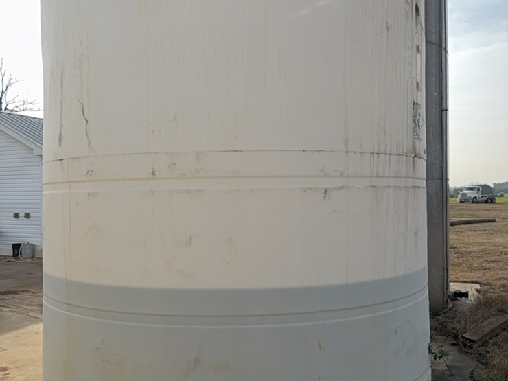 6000-gallon-upright-poly-tank-last-used-for-24%-nitrogen-(contents-do-not-go-with-unit-and-will-be-removed-prior-to-auction)￼-image-6
