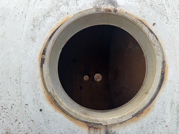 dual-compartment,-fiberglass-tank-appears-to-be-intact-image-14