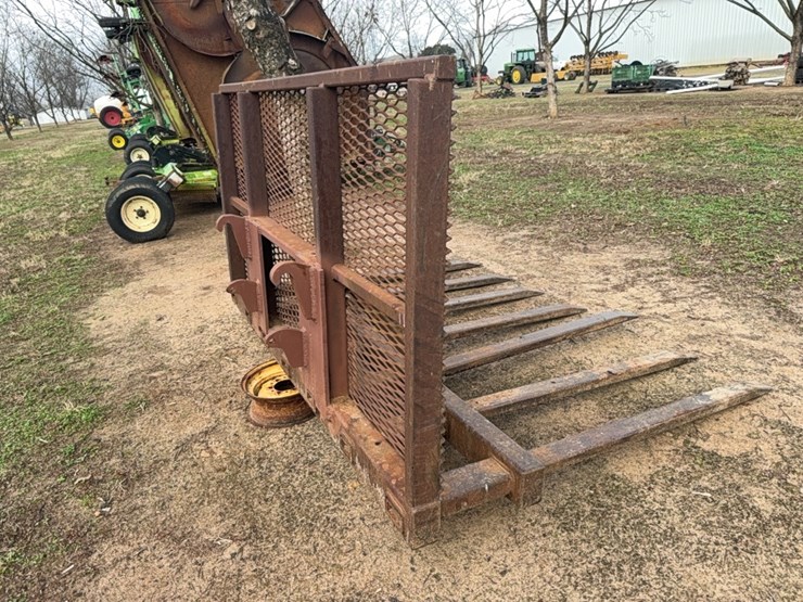 limb-forks-with-brush-guard-set-up-for-john-deere-loader-image-19