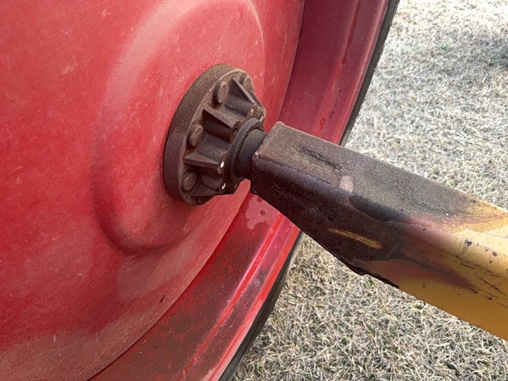 kbh-gooseneck-applicator-on-12-row-38”-rows-image-23