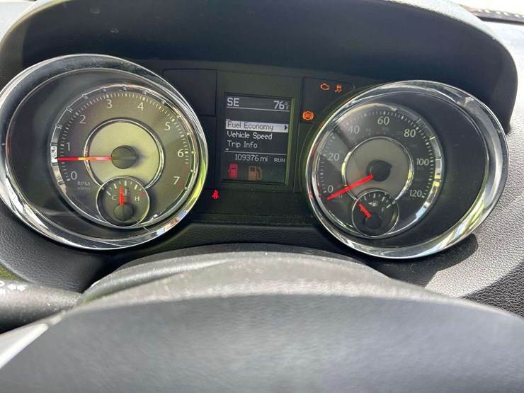 2015-chrysler-town-&-country-image-12