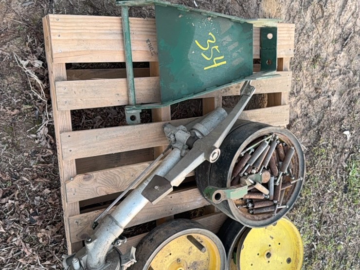 pallet-lot-of-planter-and-other-various-parts-image-17