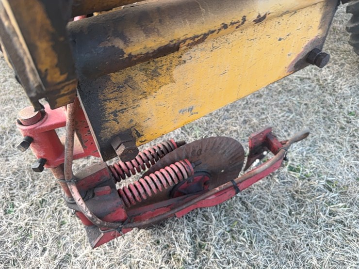 kbh-gooseneck-applicator-on-12-row-38”-rows-image-15