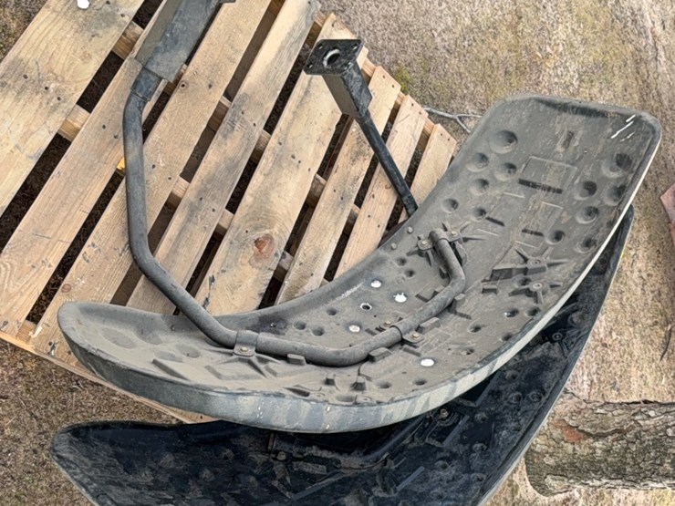 pair-of-john-deere-front-wheel-shields-(four-bolt-connection)-image-2