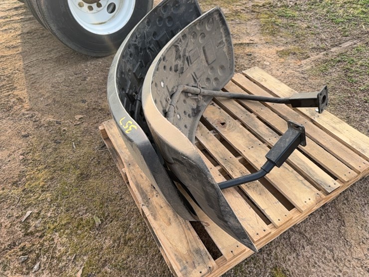 pair-of-john-deere-front-wheel-shields-(four-bolt-connection)-image-16