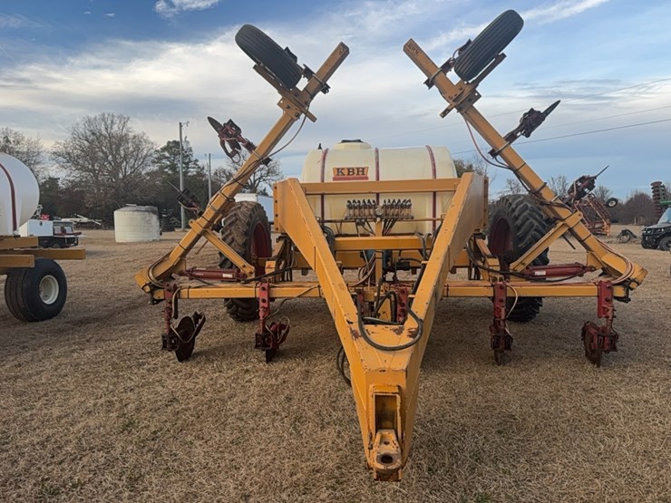 kbh-gooseneck-applicator-on-12-row-38”-rows-image-2