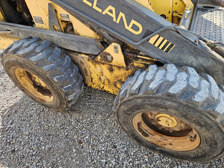 new-holland-l785-image-13