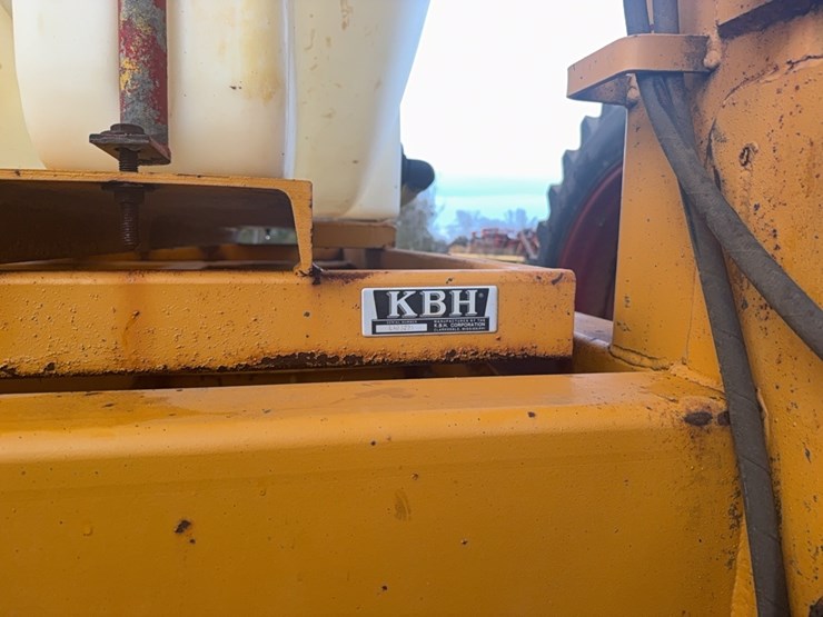 kbh-gooseneck-applicator-on-12-row-38”-rows-image-29