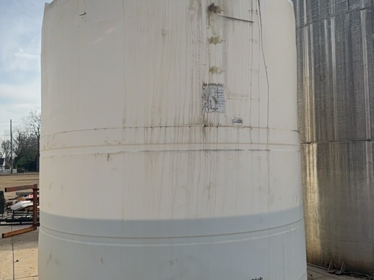 6000-gallon-upright-poly-tank-last-used-for-24%-nitrogen-(contents-do-not-go-with-unit-and-will-be-removed-prior-to-auction)￼-image-11