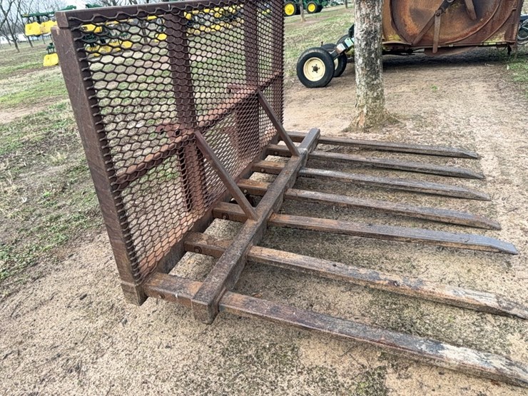 limb-forks-with-brush-guard-set-up-for-john-deere-loader-image-23